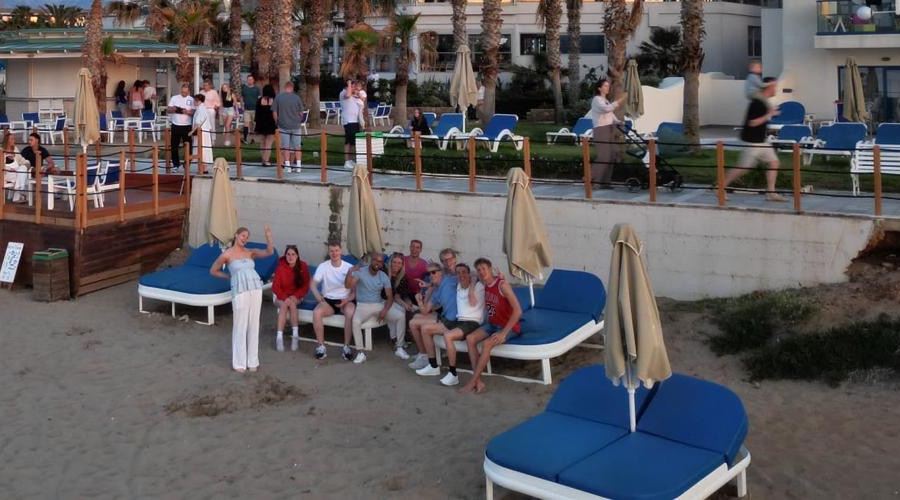 De zwemmers van HZ&PC samen op het strand van Lyttos Beach