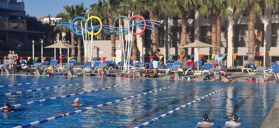 Zwemmers trainen in het 50-meterbad bij de olympische ringen van Lyttos Beach